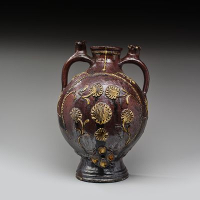 un vase avec un motif floral sur une table