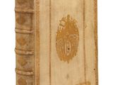 un vieux livre avec l'image d'un lion sur la couverture