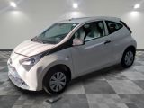 une photo d'une petite voiture blanche dans un showroom