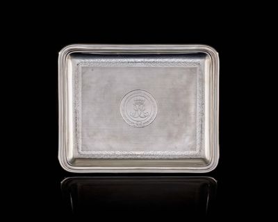 un plateau en argent orné d'un sceau en argent
