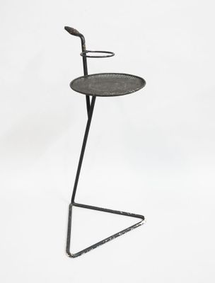 une chaise en métal noir surmontée d'un plateau