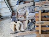 de nombreuses pièces de bois empilées les unes sur les autres
