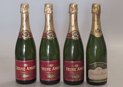 quatre bouteilles de vin sont alignées sur une table
