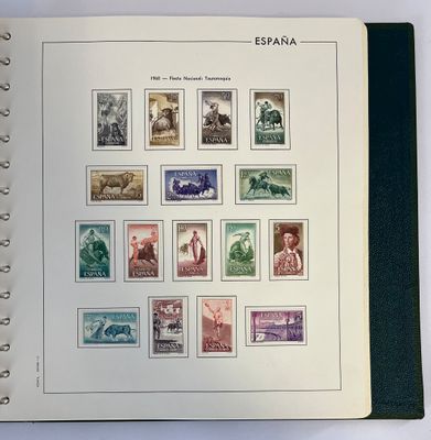 la photo d'un livre portant de nombreux timbres