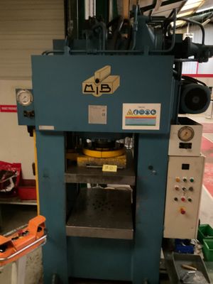 l'image d'une machine installée dans un garage