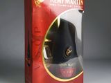 une boîte rouge contenant un chapeau noir