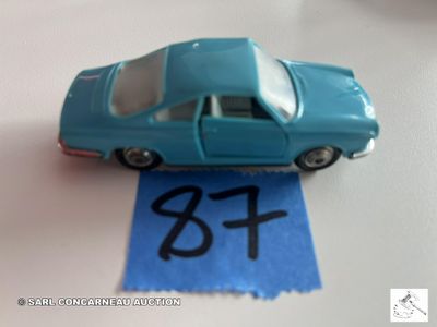 une petite voiture posée sur une feuille de papier