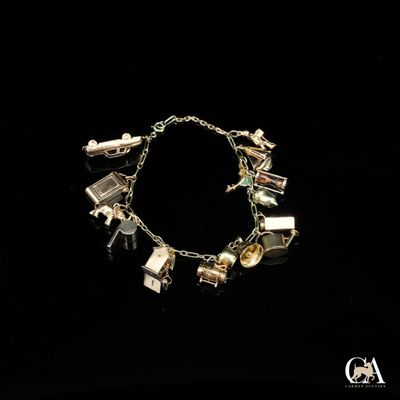 un gros plan d'un bracelet sur fond noir