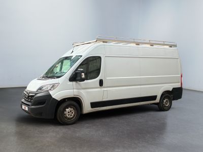 la photo d'une camionnette blanche garée dans une pièce