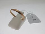 une bague à laquelle est attachée une étiquette, posée sur une table
