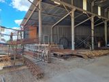 un grand bâtiment qui contient beaucoup de matériaux de construction