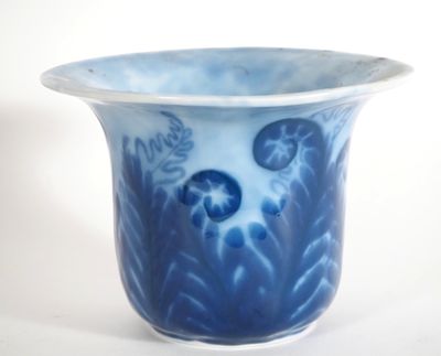 THARAUD. Vase cornet en porcelaine, à décor en camaieu bleu …