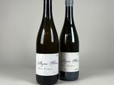 deux bouteilles de vin posées l'une à côté de l'autre sur une table