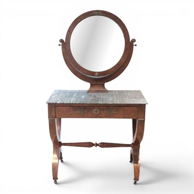 une photo d'une coiffeuse en bois surmontée d'un miroir