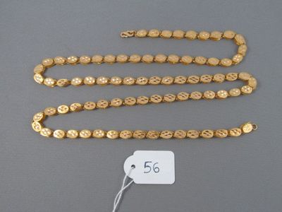 un collier plaqué or composé d'une chaîne de perles et d'une étiquette de prix