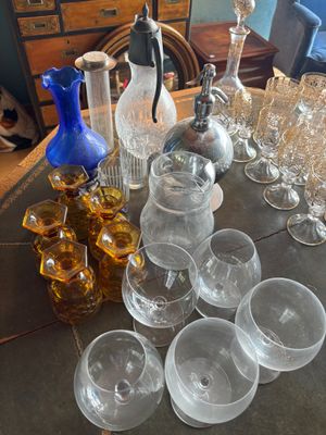 une table sur laquelle se trouvent de nombreux verres et un pichet
