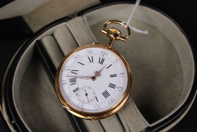 une montre de poche en or avec des chiffres romains