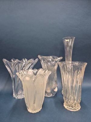 Suite de 5 vases en verre soufflé et moulé transparent et po…