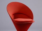 une image représentant une chaise rouge avec un piètement en métal