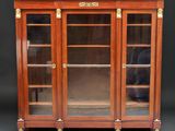 une vitrine ancienne en acajou, dotée de portes vitrées et de ferrures en laiton