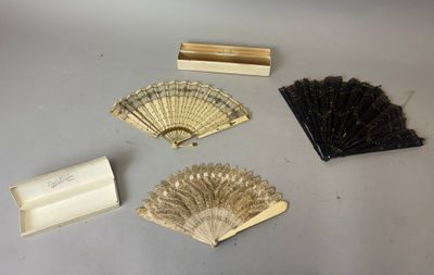 Plusieurs types de ventilateurs sont exposés sur une table