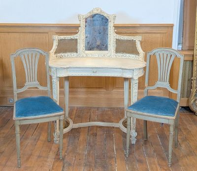 deux chaises et une table sur laquelle est posé un miroir