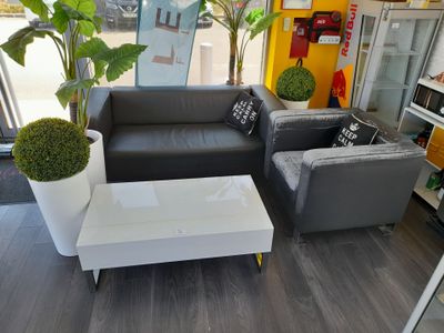 un salon avec deux canapés et une table basse devant une fenêtre