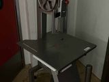 a machine that is sitting on a table in a room