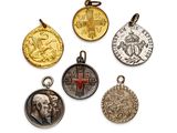 quatre pièces d'or et d'argent ornées d'une croix