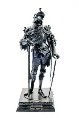 une statue représentant un homme en armure, muni d'une épée