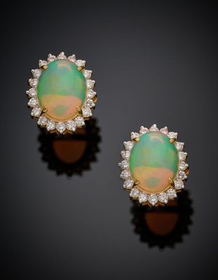 une paire de boucles d'oreilles en oplite et diamants