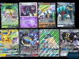 Des cartes Pokémon sont alignées les unes à côté des autres sur un fond noir