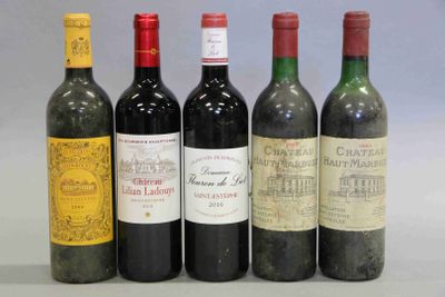 six bouteilles de vin sont alignées sur une table