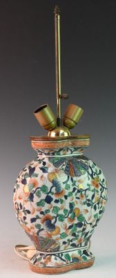 un vase contenant une bougie, posé sur un socle