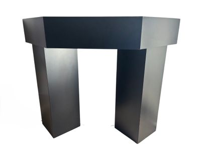 une photo d'une table en métal avec un plateau noir