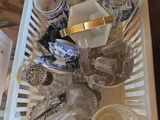 un panier blanc rempli d'assiettes et de tasses posé sur une table