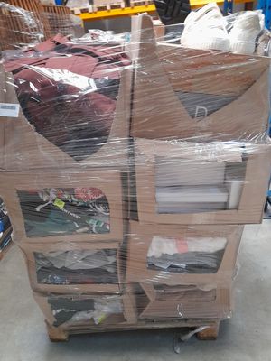 un chariot rempli de bagages, garé dans un entrepôt