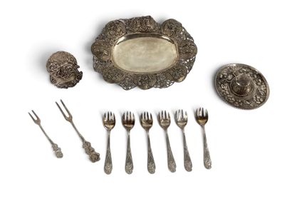 un plateau en argent sur lequel se trouvent une cuillère, une fourchette et un repose-cuillère