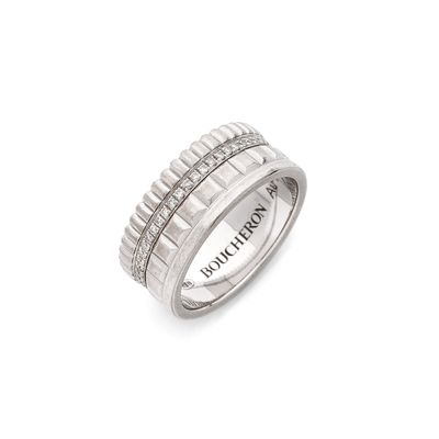 une photo d'une bague en or blanc sertie de trois rangées de diamants