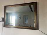 un miroir accroché au mur d'une pièce
