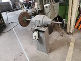 une machine qui se trouve à l'intérieur d'un bâtiment