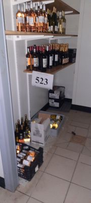 de nombreuses bouteilles de vin sur les étagères de la cuisine