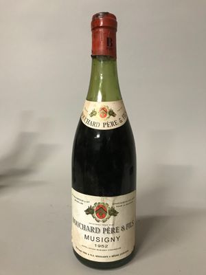 une bouteille de vin posée sur une table