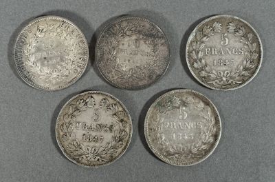 quatre pièces d'argent sur lesquelles figurent les noms de différents pays