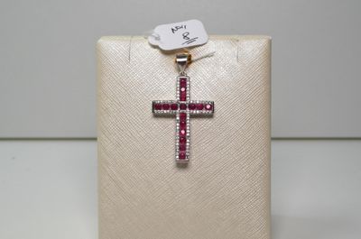 un gros plan d'une croix à laquelle est accrochée une étiquette