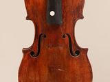 un vieux violon avec un archet accroché à son dos