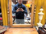 un homme se prenant en photo dans un miroir