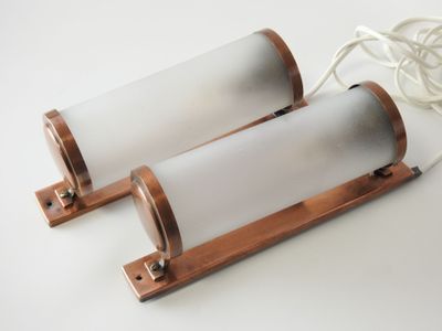 paire de lampes de table en cuivre et en verre, montées sur des socles en bois