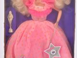 un gros plan d'une poupée Barbie dans une boîte posée sur une surface blanche
