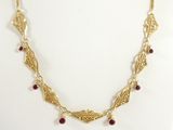 gros plan d'un collier sur un mannequin mannequin